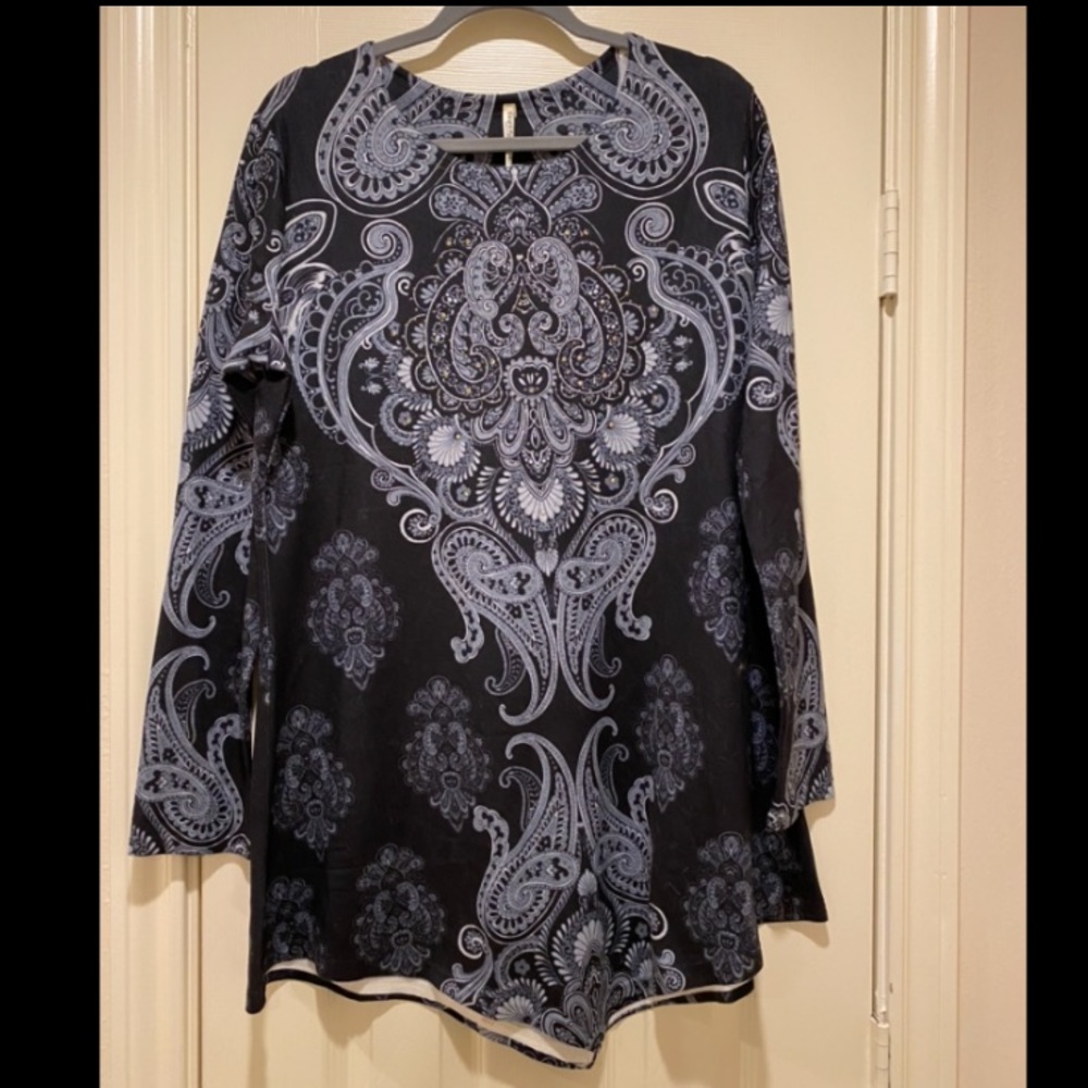🌸3/$25🌸New women’s shirt. Dark & light blue. Size L iridescent stones front